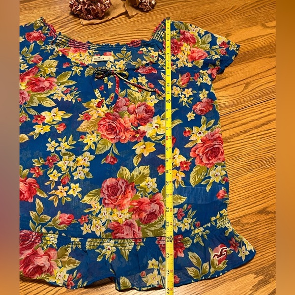 HOLLISTER Flowy, Loose-Fit Sheer Bold Floral 🌺 - Picture 10 of 13